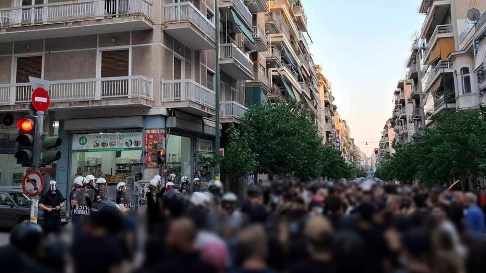 Οι συγκεντρωμένοι μπροστά σε αστυνομικό κλοιό
